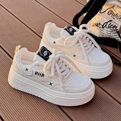 Маленькие белые туфли на толстой подошве, увеличивающие рост, женские, 2025, новая летняя универсальная нишевая модель, студенческие кеды, повседневная спортивная обувь