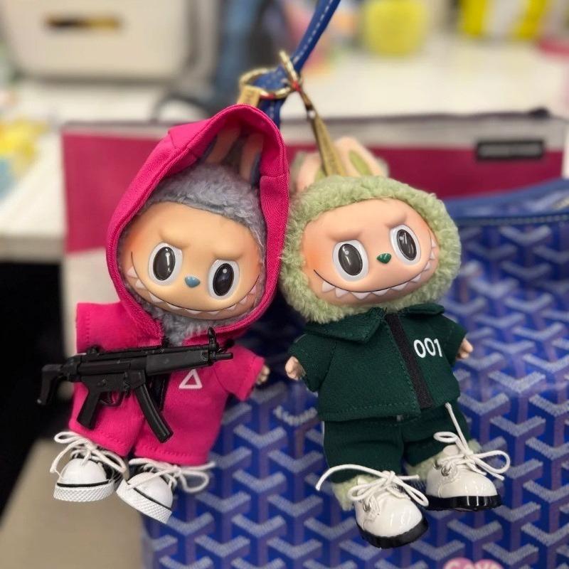 Комплект спортивной одежды Labubu, доступный в зеленом и розовом цветах, с разными номерами и узорами для розового комбинезона
