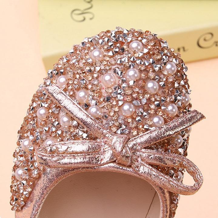 Обувь для маленьких девочек с блестящими блестками и жемчугом из искусственной кожи, балетки Мэри Джейн на плоской подошве, детские мягкие летние сандалии принцессы для девочек с милым бантом