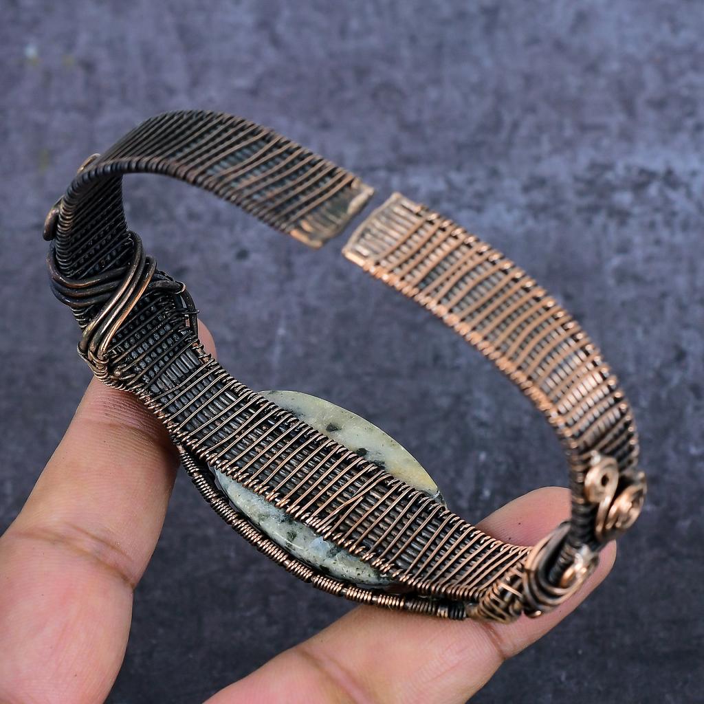 Браслет-манжета из натуральной далматинской яшмы с драгоценным камнем из медной проволоки, регулируемый A5R19