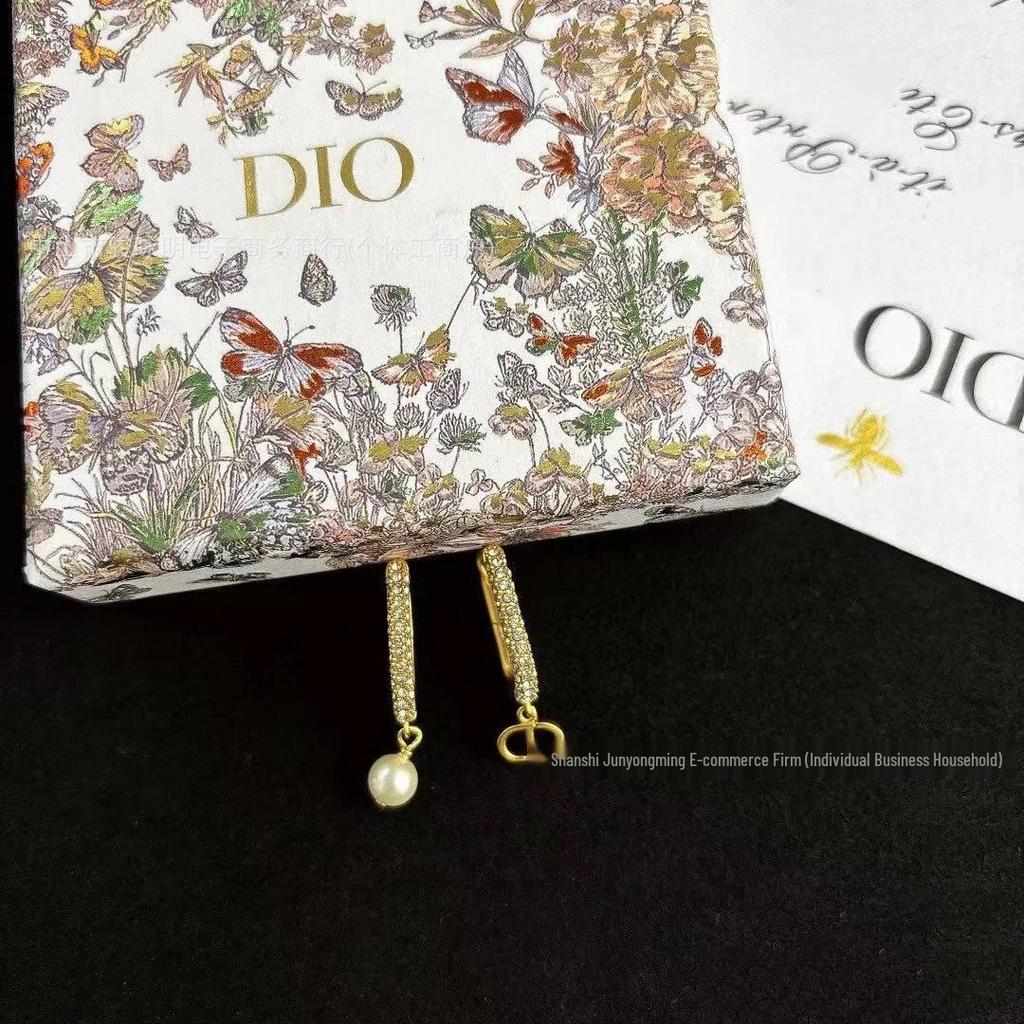 Elegant D-Shaped Pearl & Half-Diamond Asymmetrical Earrings - Minimalist Versatile Studs