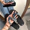 Женские вьетнамки на танкетке со стразами: Летние сандалии, увеличивающие рост, с нескользящей, толстой подошвой, из износостойкого материала.