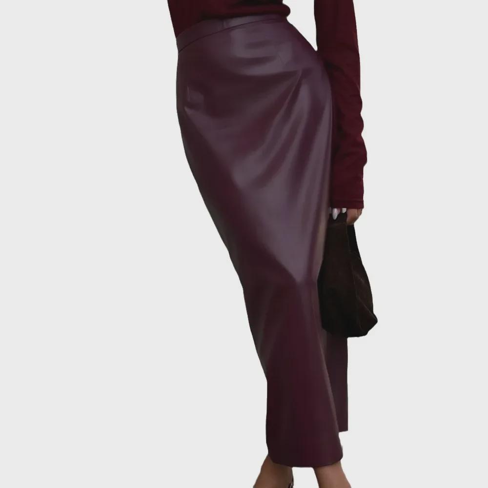 Осень 2024 года. Сексуальная кожаная юбка с высокой талией и разрезом.