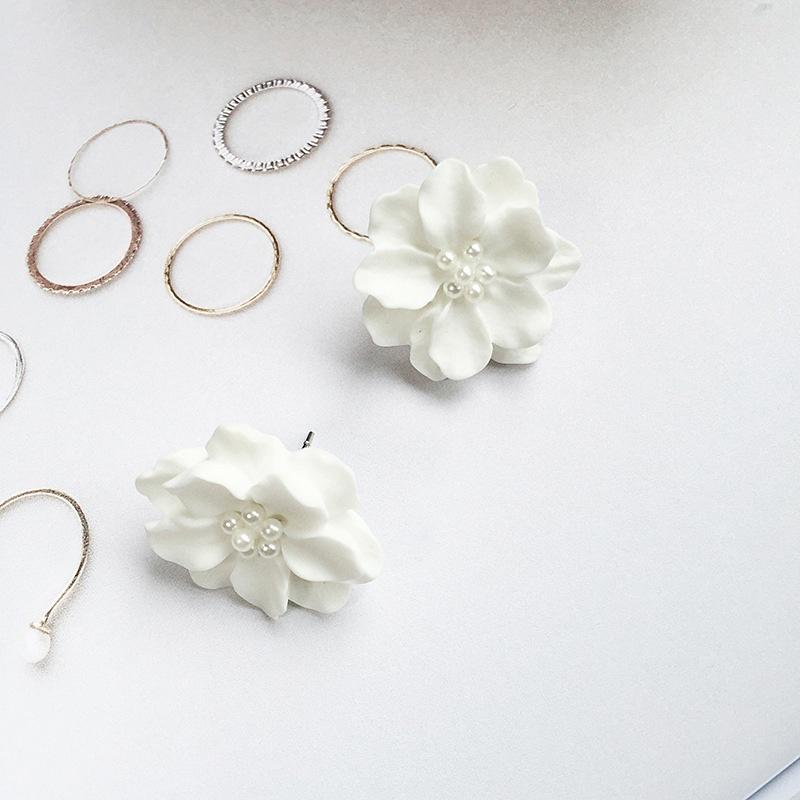 Модные антиаллергенные серьги с белым цветком