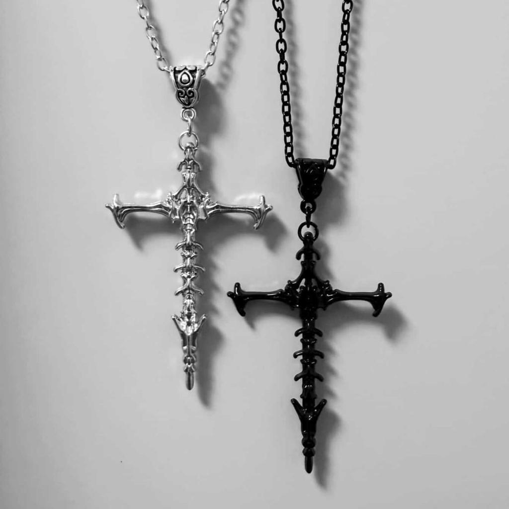 Готическое ожерелье-цепочка с крестом-черепом на ключице