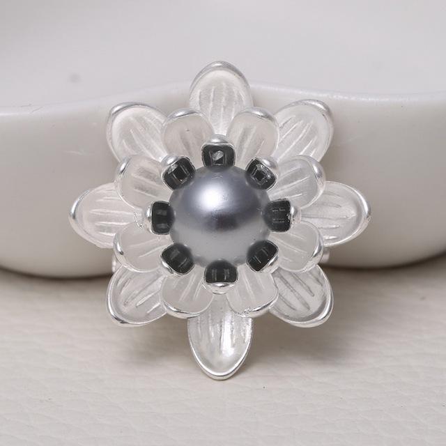 New Multi -Petal Pearl Brooch Fashion Exquisite Female Jewelry Brooch Clothing Decoration Accessories Party Brooch Gift