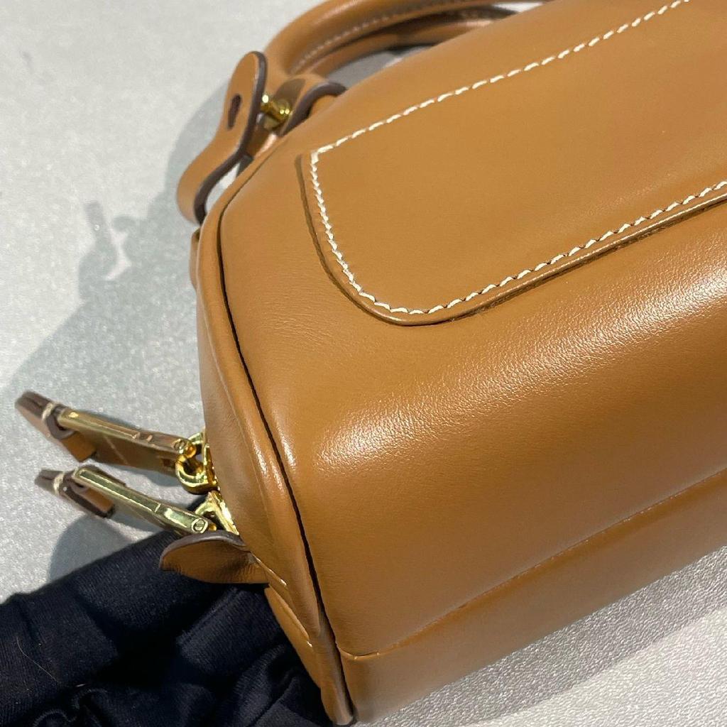 [Pre-Owned] Metal Logo Detachable Adjustable Shoulder Strap Zipper Closure Leather Shoulder Crossbody Tote Bag - Excellent #4RSRAW