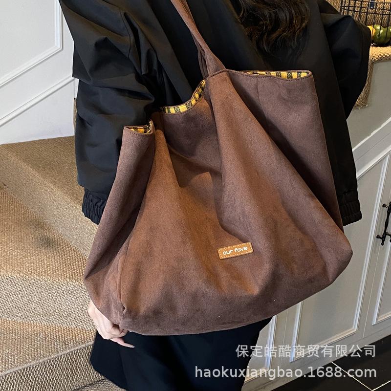 Сумка с леопардовым принтом женская большой вместимости 2025 новая осенне-зимняя повседневная плечевая сумка для покупок, популярная сумка-тоут для поездок в этом году