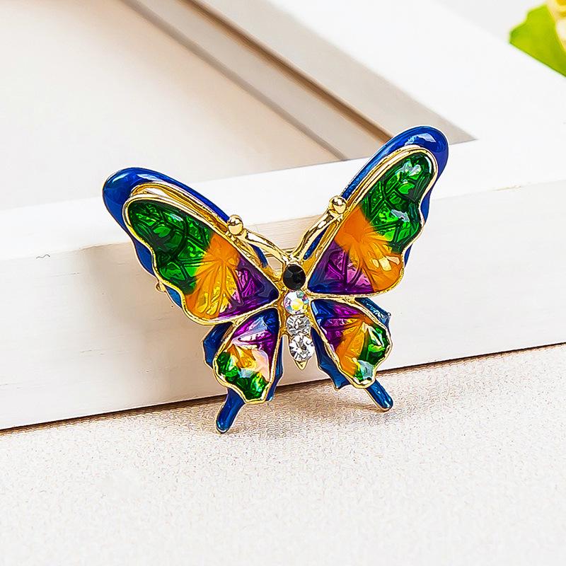 Элегантная эмалевая брошь в виде бабочки — модный аксессуар для костюма высокого класса