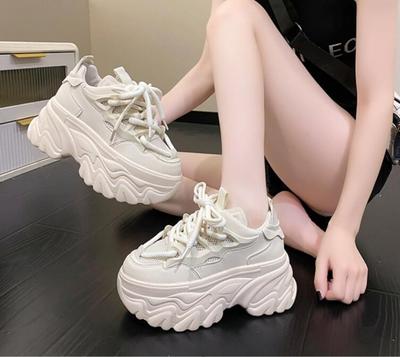 Женские повседневные сетчатые туфли на платформе, новые летние массивные кроссовки, танкетки 8,5 см, скрытая платформа, полые туфли для отдыха для женщин