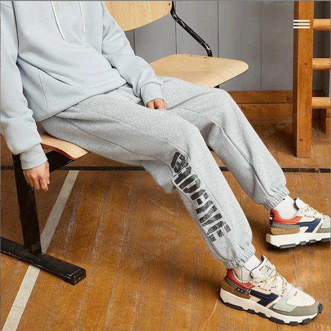 Коллекция баскетбольной одежды Li Ning BADFIVE Теплые вязаные спортивные штаны для мужчин с эластичной манжетой, на флисовой подкладке, свободного кроя, серые AKLR801-4