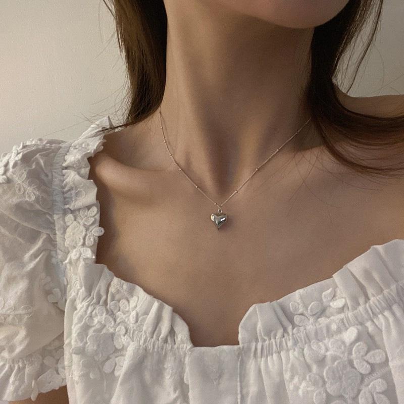 Trendy European & American Peach Heart Pendant Necklace - Versatile Clavicle Chain with Ethereal Style.