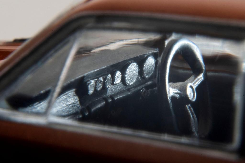 TOMYTEC Tomica Limited Vintage LV-137c Isuzu Bellett 1600GTR Orange M 1973 Model (Finished)