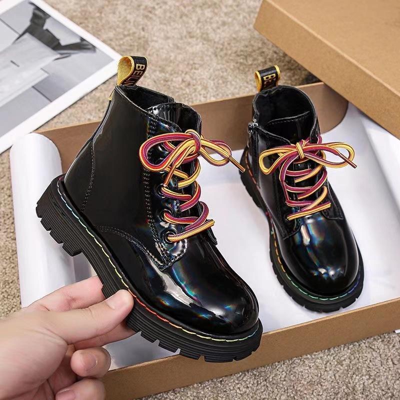 Детские крутые ботинки для мальчиков 2024 Осень и Зима Новые Детская Мода Мягкая Подошва Британский Стиль ПУ Ботильоны для Девочек Универсальные