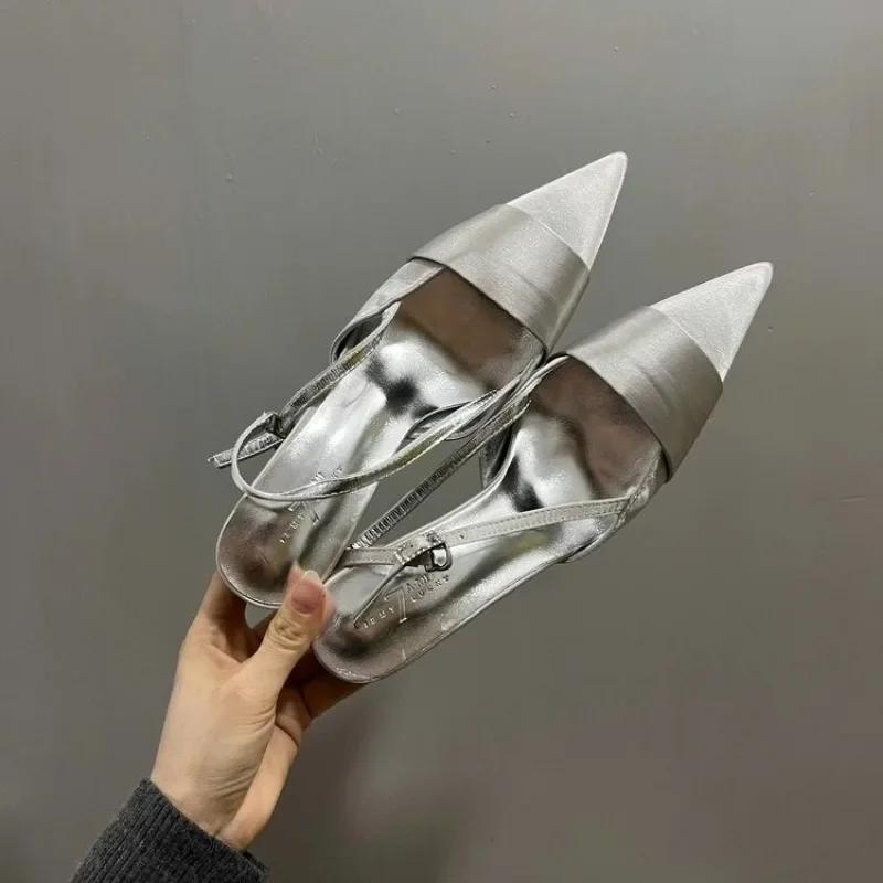 Мода Новая мода Одна линия с летними острыми серебряными шелковыми сандалиями Женская сумка с загнутыми назад тонкими каблуками Женские одинарные туфли