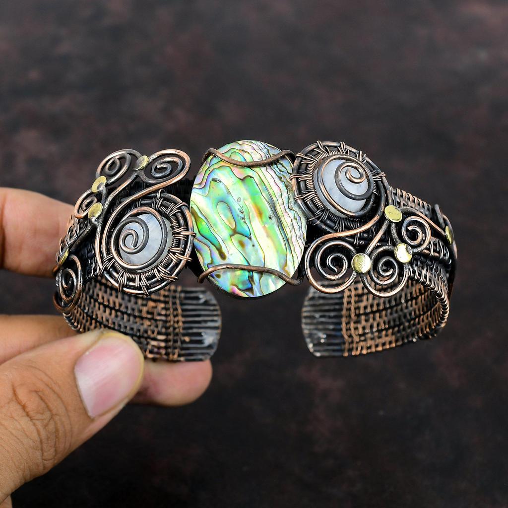Браслет-манжета из ракушки морского ушка, медная проволока, обернутая браслетом из радужного лунного камня, регулируемый браслет-манжета, ювелирные изделия из медной проволоки, манжеты из драгоценного камня ручной работы
