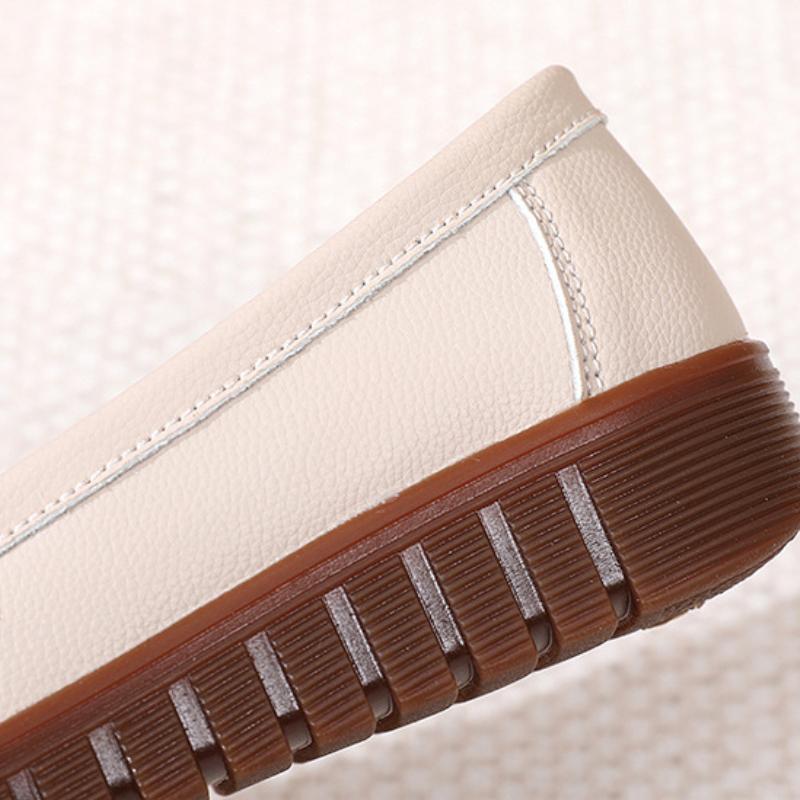 Большие размеры 2024 года, новые весенние туфли-одиночки, женские туфли на мягкой подошве для мам, модные повседневные женские кожаные туфли