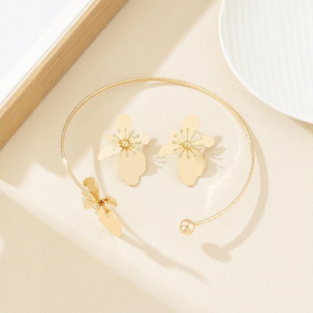 Модный комплект из сережек и ожерелья с цветком