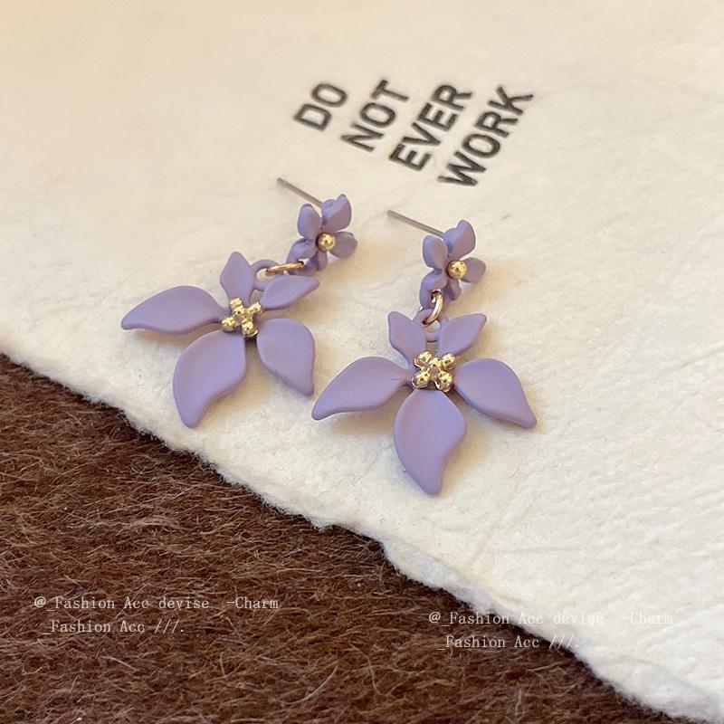 Серьги-подвески «Цветок серебряной иглы дофамина»: Изысканные, универсальные подвесные украшения с высококлассным видом.