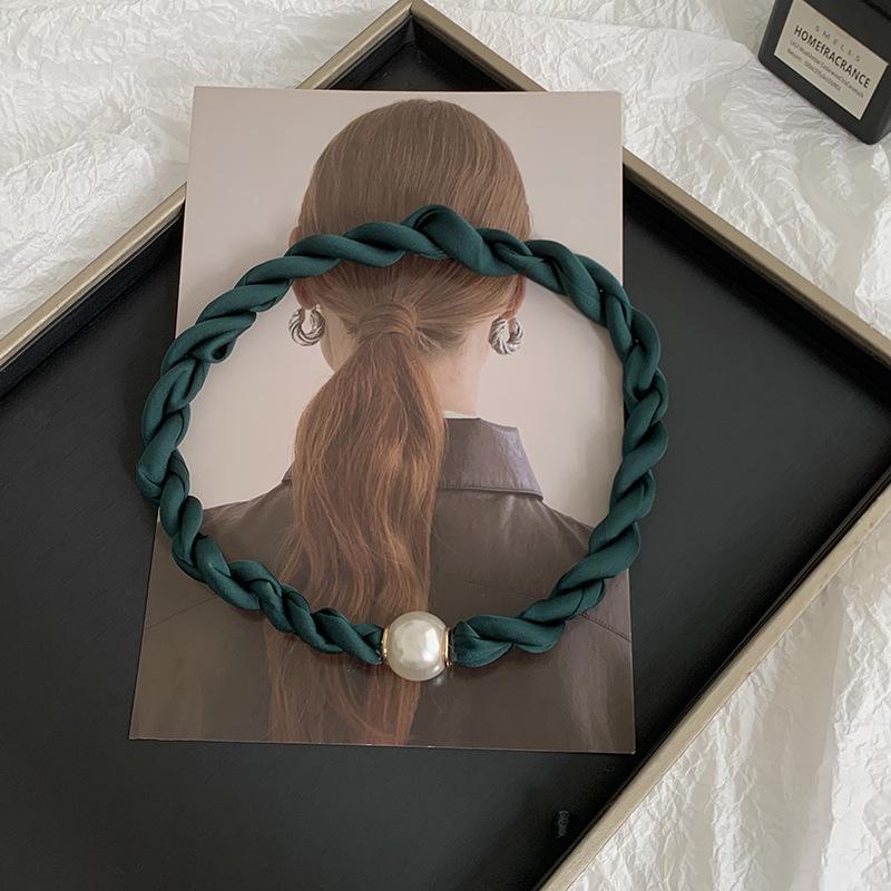 Pearl Necklace Twist Silk Scarf High-end Neck Protection Scarf with Shirt Magnetic Silk Scarf Simple Scarf Collarbone Chain