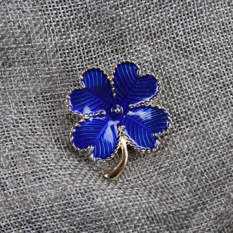Natural Four-Leaf Clover Enamel Heart Brooch – Anti-Exposure Pin