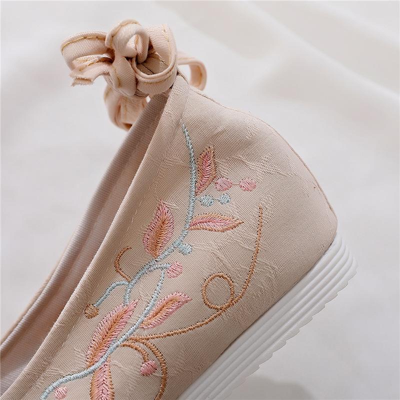 Весной и осенью Melaleuca старинные вышитые женские туфли приобретают деформированную голову Джокера в стиле ретро.