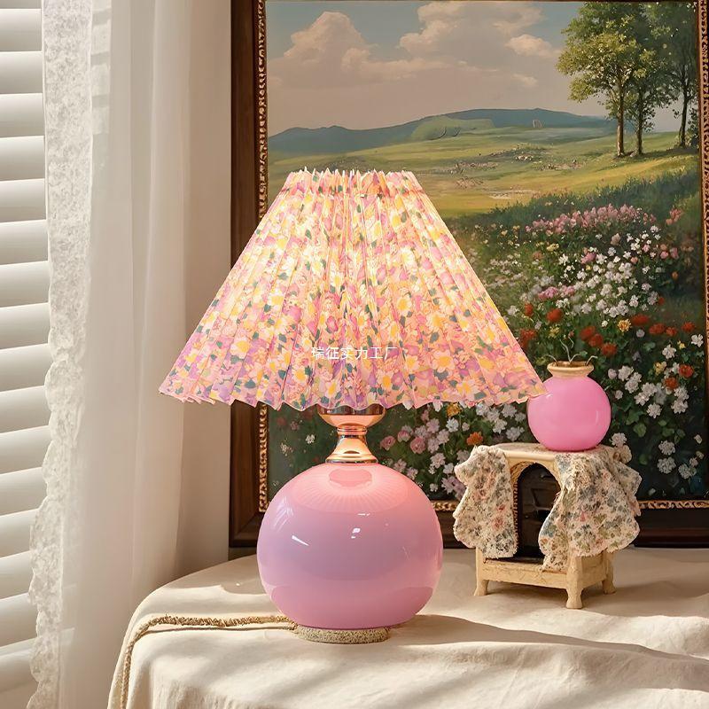 Винтажный керамический ночник с цветочным узором: Минималистичная настольная лампа для спальни, декор для атмосферы.