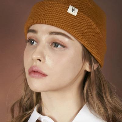 VARZAR Шапка бини с монограммой горчичного цвета