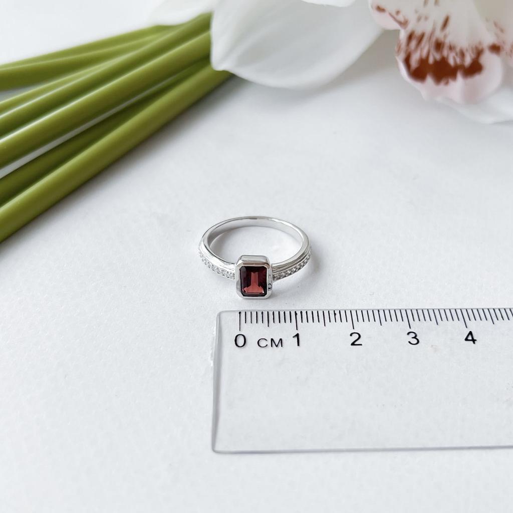Серебряное кольцо с натуральным гранатом 1.477ct, вес изделия 2,64 гр (2152040)