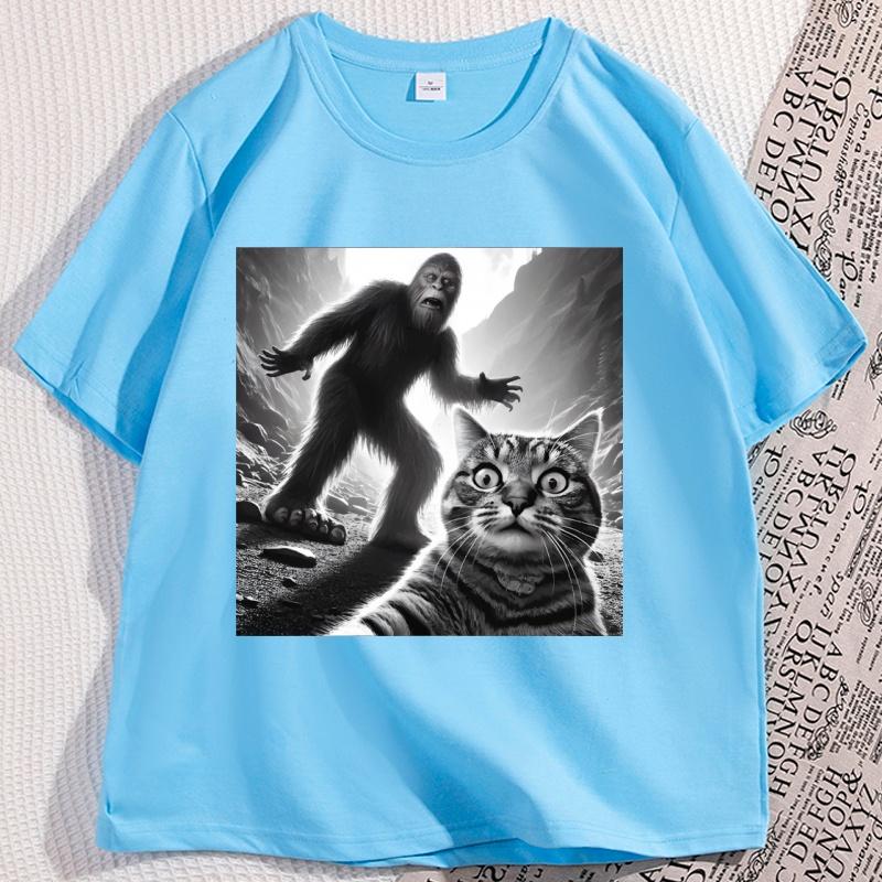 Scared Cat Selfie with Bigfoot Retro 90s TShirt Casual Cotton Funny Cat T Shirt Cotton Short Sleeve Round Neck Male Clothes