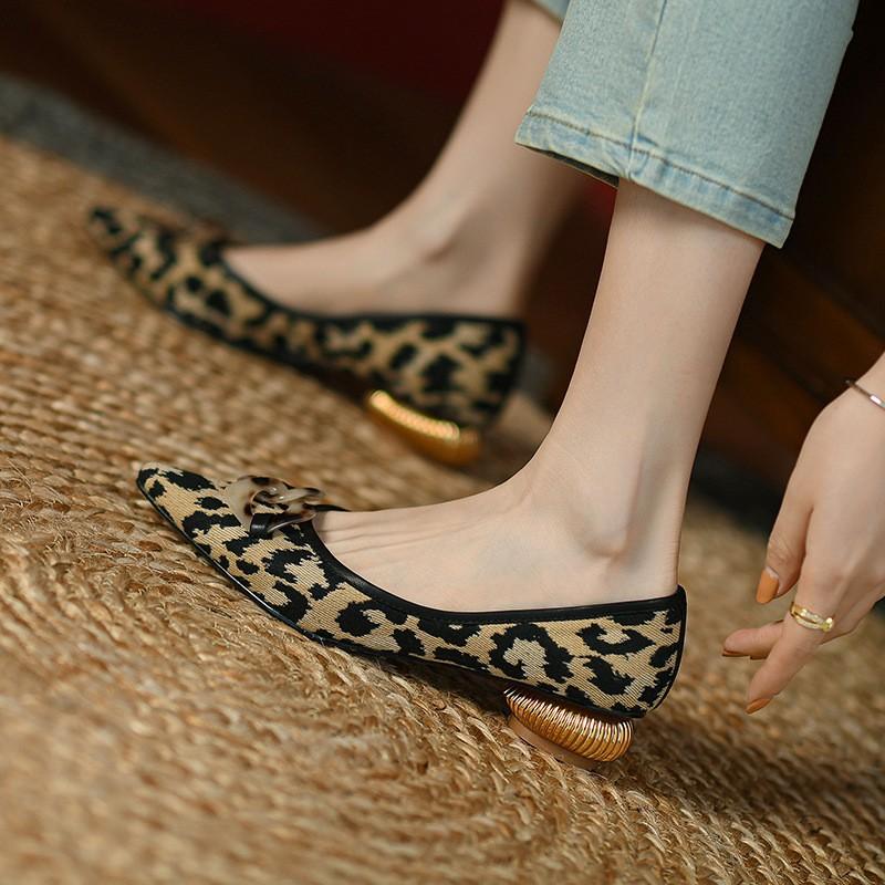 Fashion Vintage Metal Clasp Pointed Pumps Women Fashion 2024 Spring Autumn New Shoes for Women Leopard Print Low Heels Woman Shoes
