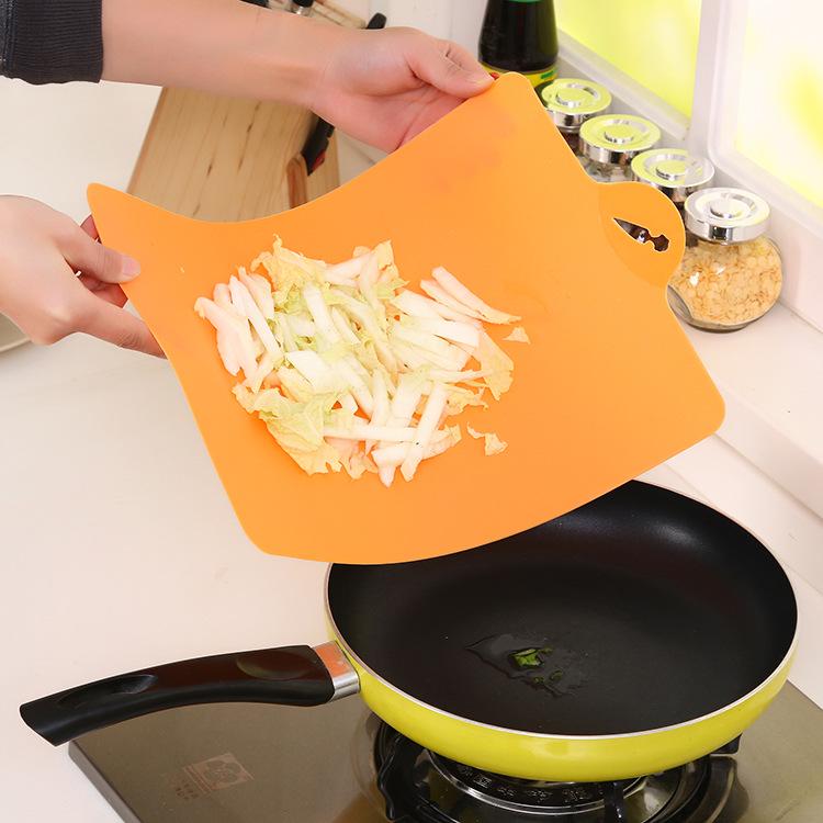 Гибкая разделочная доска для кухни, набор цветных разделочных досок с удобной ручкой для подвешивания