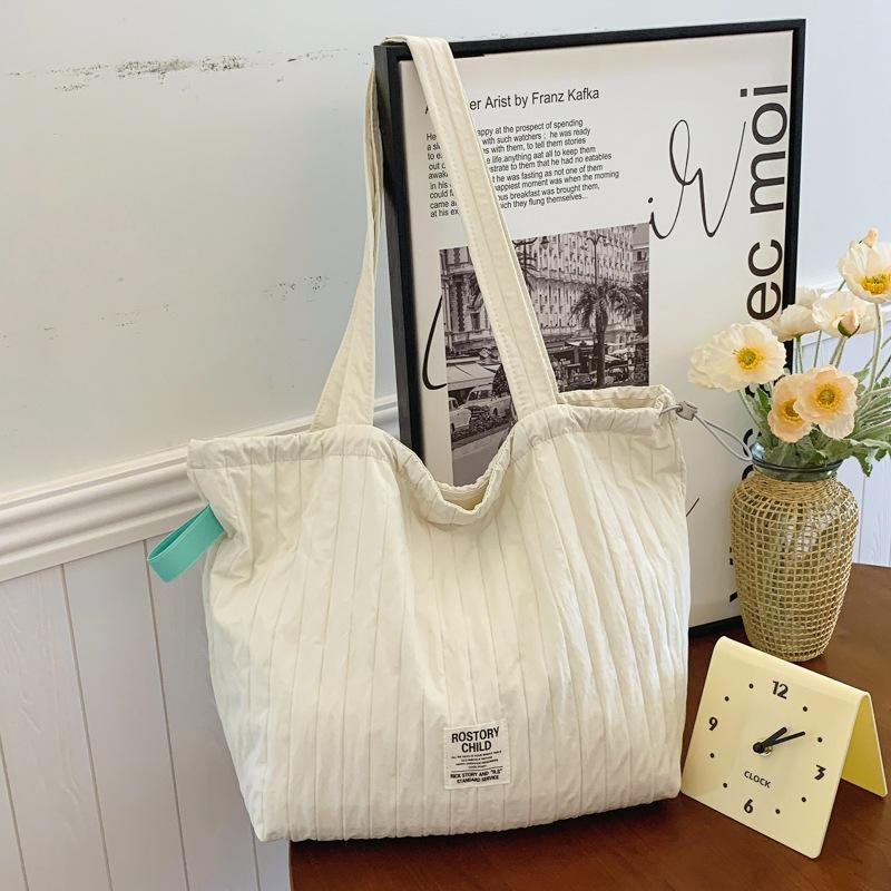 Simple solid color striped pleated nylon bag women's autumn and winter shoulder messenger bag large capacity canvas bag commuter bag