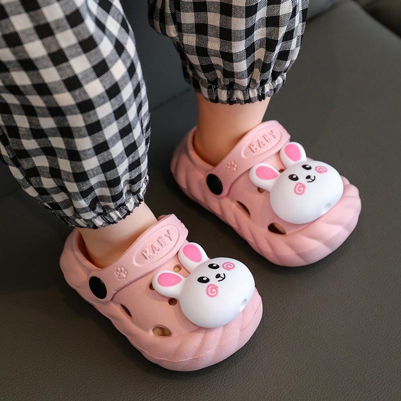 Children's summer cartoon clogs for boys and girls, suitable for indoor and outdoor wear, with a soft, non-slip sole and closed toe design