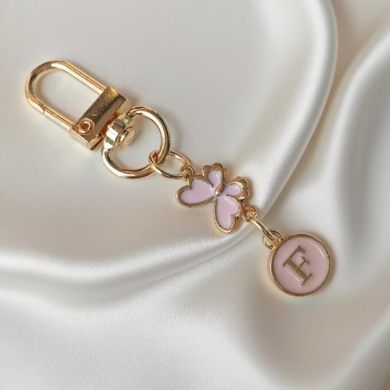 Металлический розовый брелок для ключей в виде бабочки, модный брелок с инициалами от A до Z, держатели для ключей от машины, подвеска для сумки, висячий декор, подарок для пары