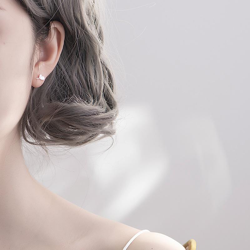 Серьги-гвоздики в форме листа, женские украшения для ушей Mori Temperament Leaf, индивидуальные, маленькие, свежие, дневные, нишевые дизайнерские аксессуары