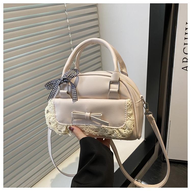 Простая темпераментная ручная маленькая квадратная сумка 2025 новая корейская версия высококлассная в иностранном стиле сумка на плечо модная универсальная сумка-мессенджер