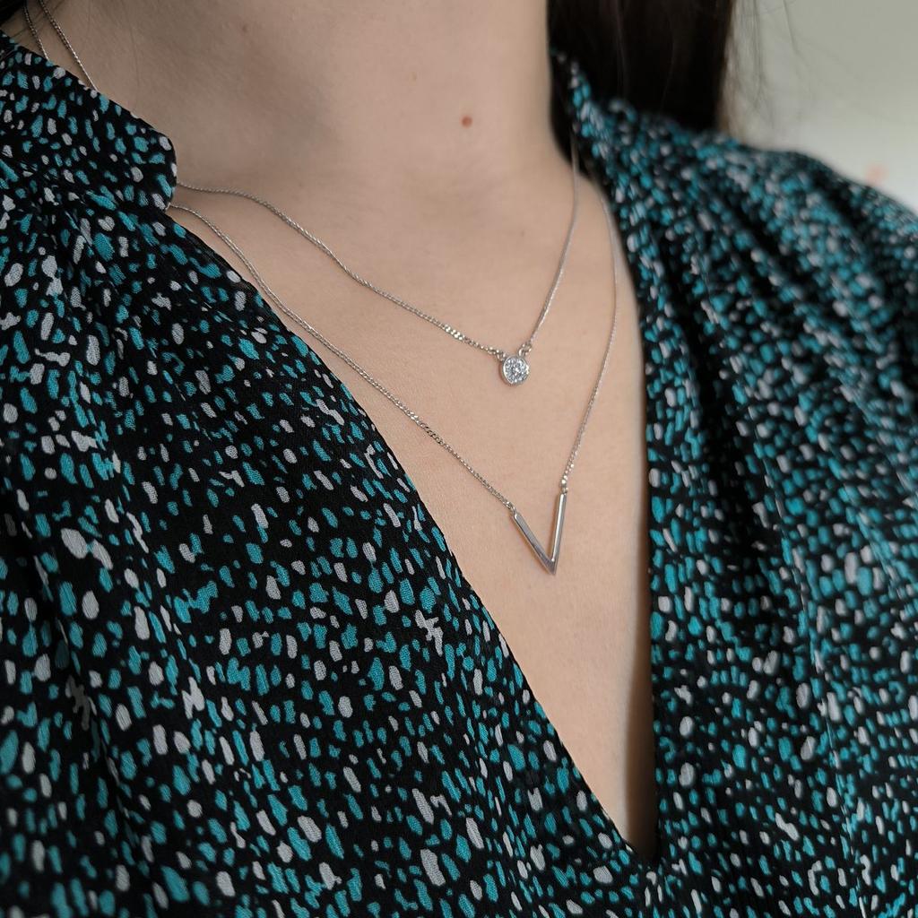 Серебряное колье с фианитами, вес изделия 3,43 гр (2184010)