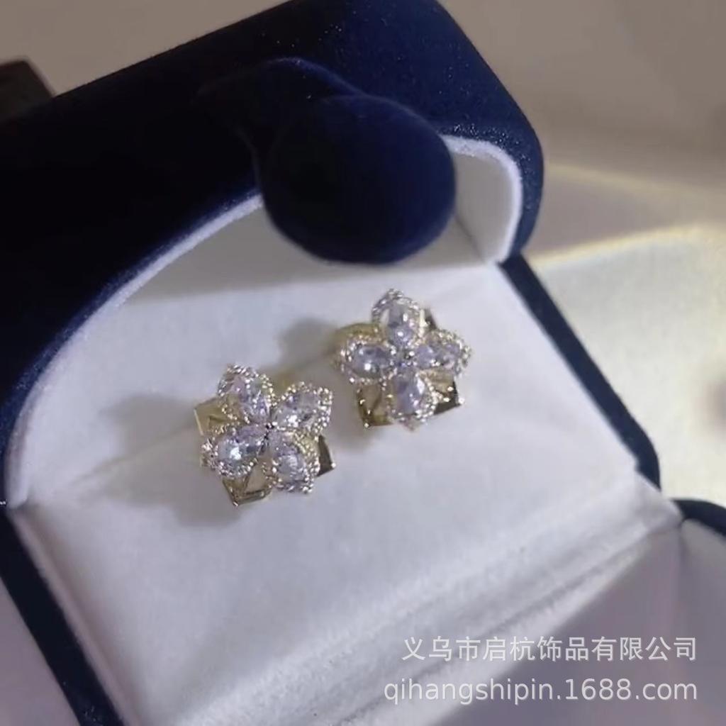 Вращающееся ожерелье из титановой стали в виде четырехлепесткового цветка, женственный стиль, свежий и простой темперамент, инкрустированное цирконом, аксессуары-подвески