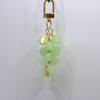 Брелок-подвеска ручной работы в виде винограда из бисера - Фиолетовый и зеленый стеклянный шарм для женских сумок