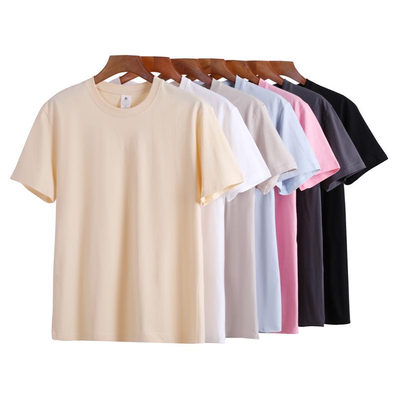 Футболка из плотного чистого хлопка плотностью 230 г, с коротким рукавом и свободными плечами, с фирменным логотипом — однотонная, унисекс.