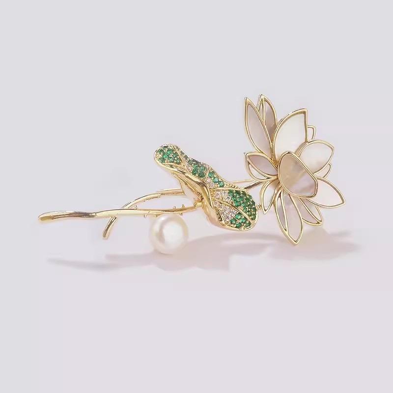 Moonlit Lotus Pond Brooch, Elegant Imitation Mother-of-pearl Lotus Leaf and Lotus Flower Brooch, Exquisite Suit Corsage