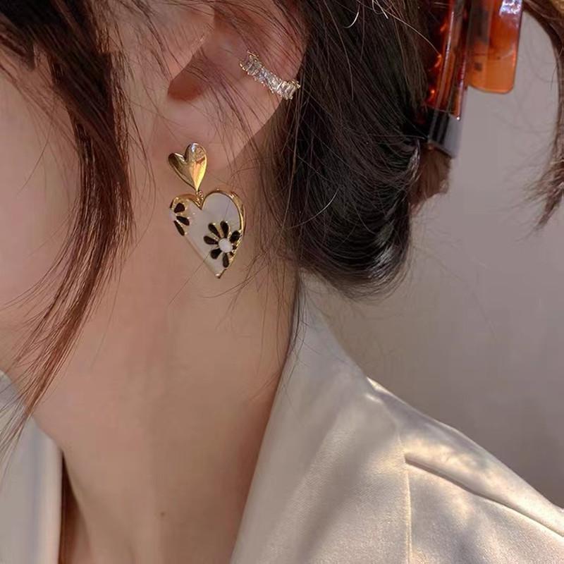 LATS Design Heart Shape Earrings for Women Niche Atmospheric Versatile Temperament Love Jewelry