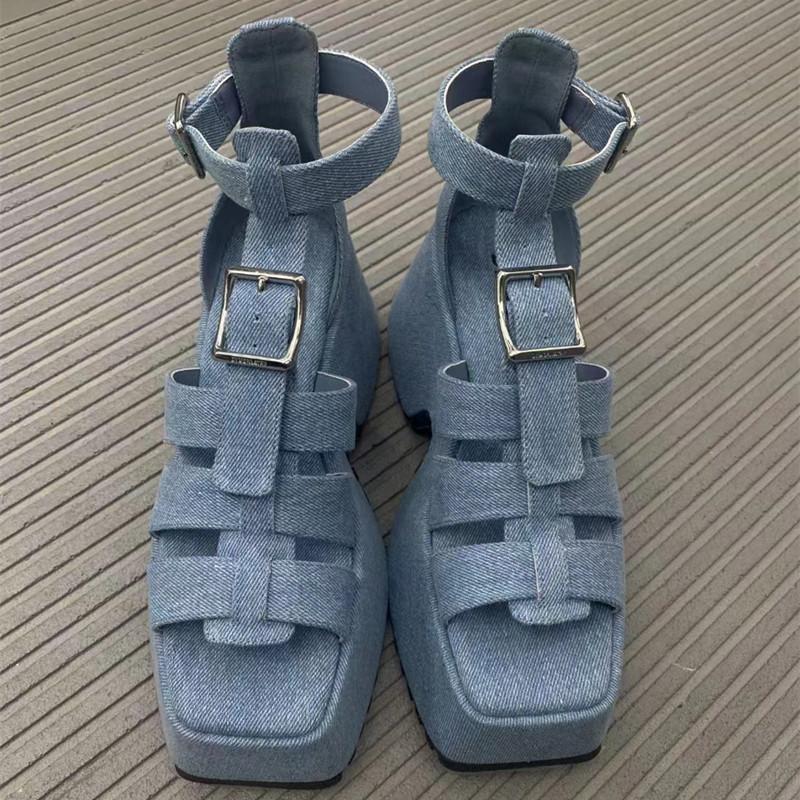 Босоножки из денима с пряжками на танкетке, на платформе и высоком каблуке, летние босоножки в римском стиле, с Т-образным ремешком, обхватывающим щиколотку, туфли на каблуке с перекрестным плетением, дизайнерские туфли на каблуках