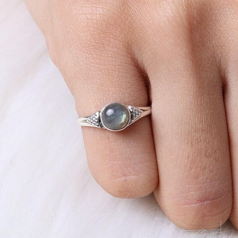 Лабрадорит Круглый драгоценный камень Дизайнерское кольцо ручной работы в стиле бохо, серебряные ювелирные украшения, серебро 925 пробы, кольцо с безелем
