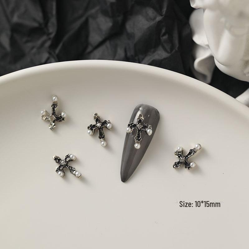 Нейл-арт с крестом королевы-матери Сатурна: Серебро в стиле ретро с жемчугом и бриллиантовыми акцентами