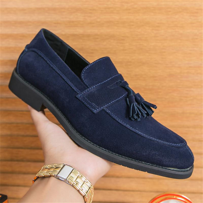 Модный дизайнер Новые мужские туфли из замшевой кожи с острым носком и кисточками Мужские повседневные лоферы Свадебная формальная обувь Sapatos Tenis Masculino