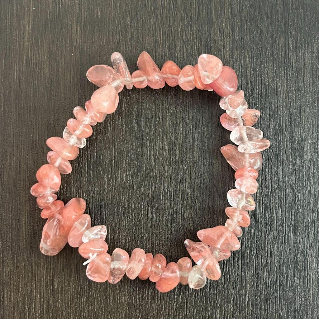 Браслет из разноцветных кристаллов с цитрином, тигровым глазом, лазуритом, аметистом и зеленым авантюрином на эластичном шнуре