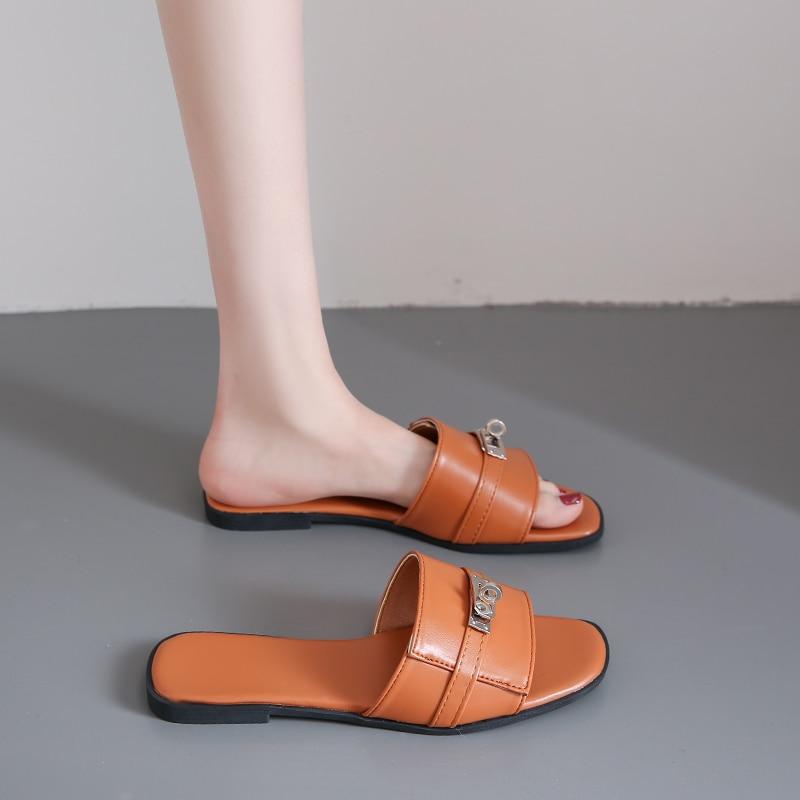 Женские тапочки для отдыха, повседневные шлепанцы на плоской подошве, женская обувь на низком каблуке, летние тапочки с однотонным металлическим украшением, большие размеры