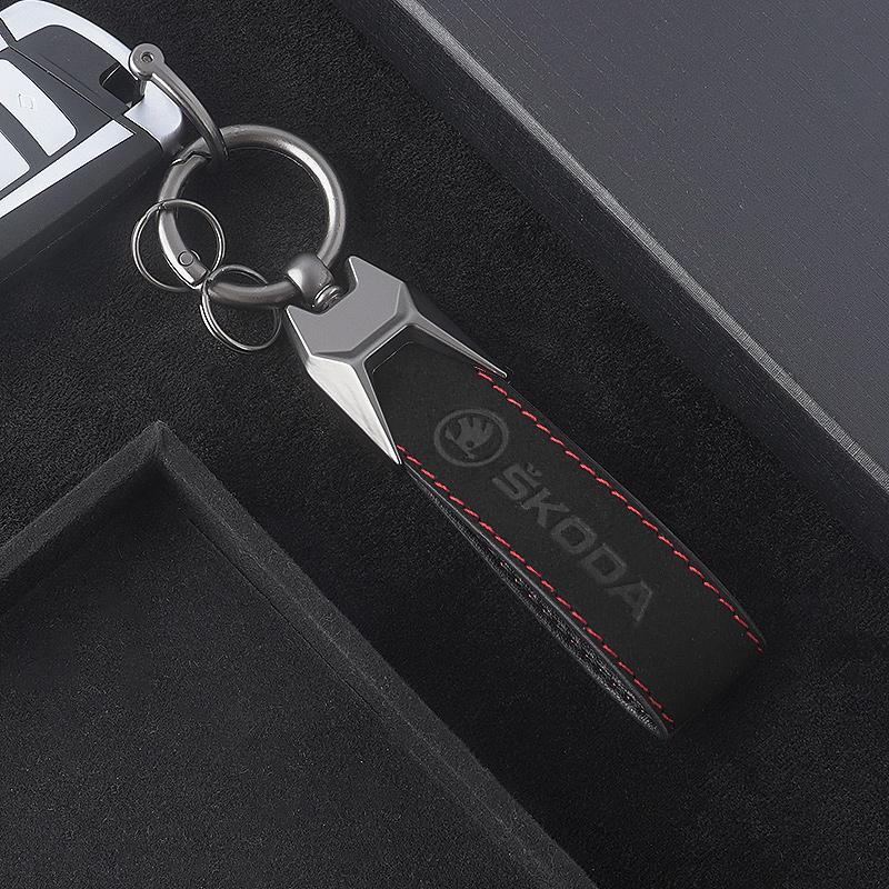 RUDX8 2025 Women man Leather Keyring Luxury Car Keychain for Skoda Fabia 1 2 Octavia a7 RS Superb Rapid Yeti Karoq Vision Accessories